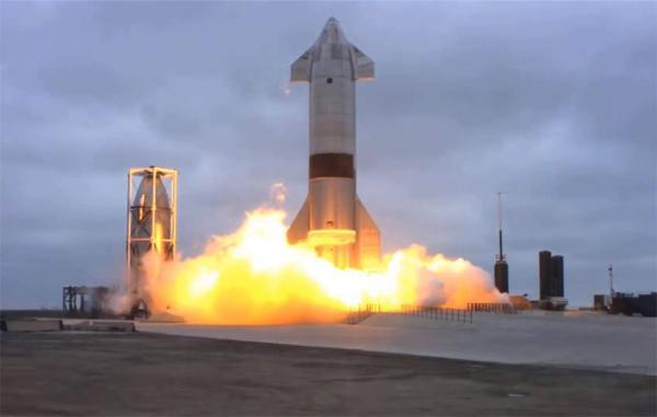 موشک غول پیکر استارشیپ اسپیس ایکس برای نخستین بار با موفقیت فرود آمد