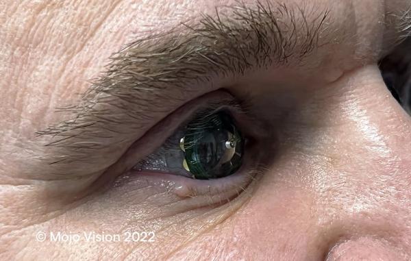 مدیرعامل Mojo Vision لنز هوشمند واقعیت افزوده خود را آزمایش می نماید