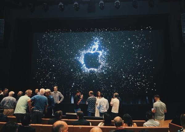 یکی از نوآوری های بزرگ اپل در دست استیو جابز، عکس